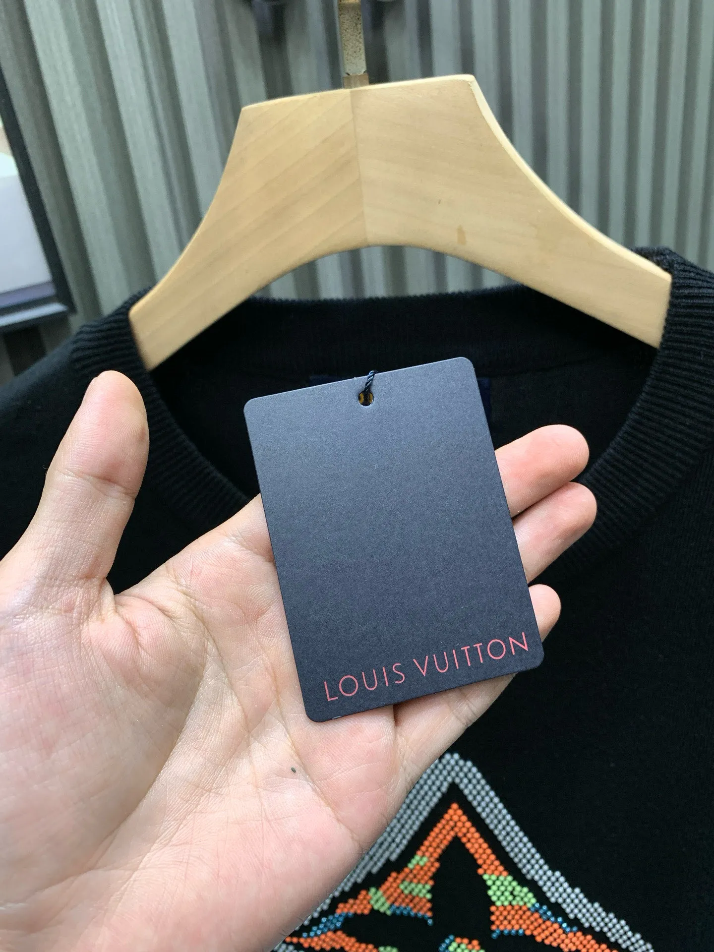 🅿️240 🀄️ Louis Vuitton Louis Vuitton Louis Vuitton Four-leaf clover hot-drilled knitted short-sleeved YB purchased and printed. Made of customized 32-count combed cotton double yarn fabric. 1*1 Solana rib in the same cylinder. The fabric is fermented. The four-leaf clover hot-drilled pattern is embellished on the chest. Bright 3D Monogram flowers are integrated into the chest. The handwritten Louis Vuitton logo is used to highlight the brand identity and can be paired with bottoms of the same season to create a fashionable look. The short-sleeved shirt is not a stereotype, but must be unique and eye-catching. The appearance and quality of this short-sleeved shirt are all online. The comfort level is the same as always. The fashionability, including the fabric and cutting process, are all made of 300 grams of knitted fabric. Pure cotton is breathable, very refreshing and comfortable for daily wear. The rib knitting on the neckline is smooth and tight. The neckline won't be skewed no matter what you do. It's a loose fit. You'll find it looks really good on the upper body. The overall design is minimalist and neat. Super versatile custom accessories for daily use. Complete with three standards. Same style for men and women.